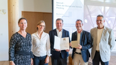 Das Beccult ist jetzt ein preisgekrönter Bau. Darüber freuen sich Architekt Tom Frank (von rechts), Zweiter Bürgermeister Albert Luppart, Staatsminister Christian Bernreiter, Bauamtsleiterin Mirjam Heuer und Veranstaltungsleiterin Britt Grobholz. (Foto: Gemeinde Pöcking/Harry Schindler)