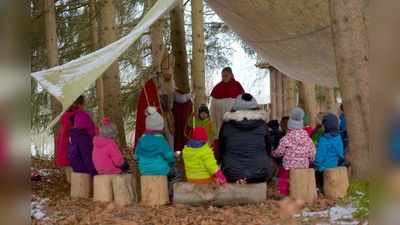 Wie es sich für einen Waldkindergarten gehört, wurde mit dem Nikolaus zwischen Fichte und Tanne gefeiert. (Foto: Alexander Rietl)