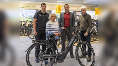 Hannelore Biffar bei der Übergabe des E-Bikes mit Andreas Huber (l. vom Radl Markt) und Lions Präsident Michael Sigmund (2.v.r.) sowie Adventskalender-Initiator Fred Burgstaller. (Foto: Walter Weiss)