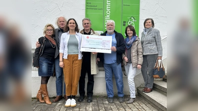Scheckübergabe: v.l. die Räsonanz-Mitglieder Melinda und Ulrich Leinfelder, Josef Hofmann, Sebastian Schmidinger, Angelika Trissler-Hofer, und Angelika Berger mit Gertrud Halas (3.v.l.) vom SOS-Kinderdorf. (Foto: Susan Stein/ SOS Kinderdorf)
