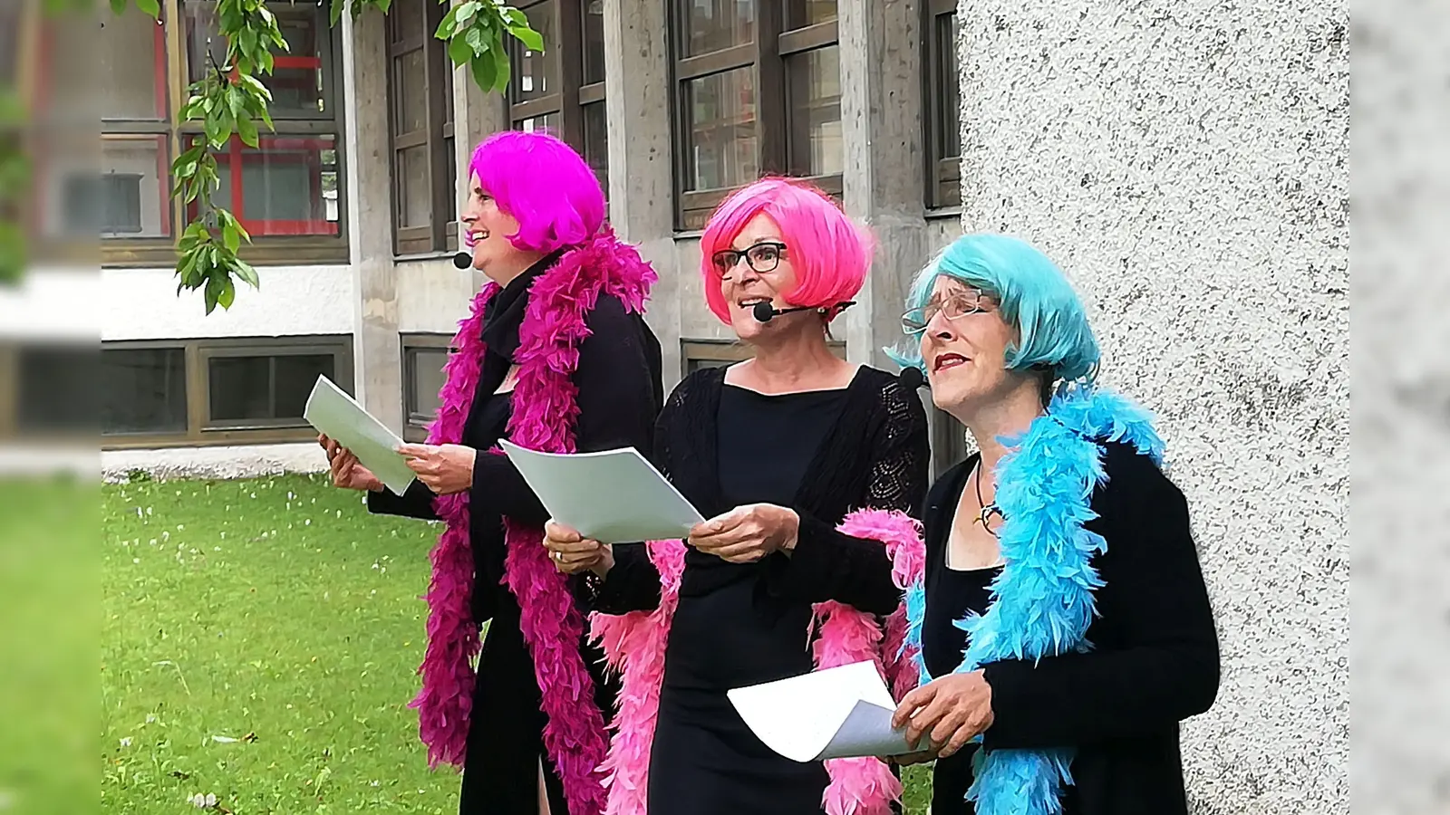 Die "Drei Kussinen" erfreuten die Bewohner des Lore-Malsch-Hauses in Riemerling mit ihrer Darbietung.  (Foto: Privat)