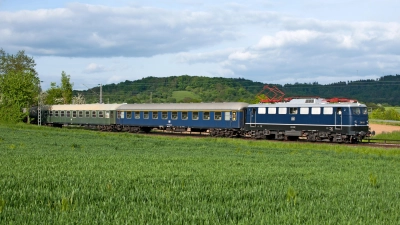 Die E-Lok 110 228 aus dem Jahr 1961 zieht die Waggons aus alten Tagen. (Foto:  DBK Historische Bahn e.V./Benz)