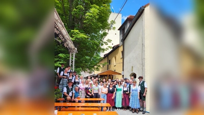 Viele Vereinsmitglieder packen mit an, damit das 43. Burgfest auch wieder ein voller Erfolg wird. (Foto: Freunde Grünwalds)