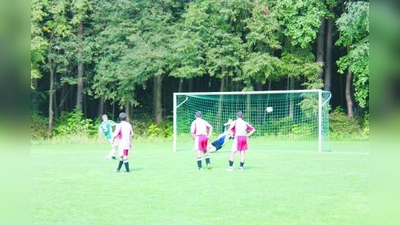 Adem Kaltak trifft per Foulelfmeter für den TSV Allach 09 zum 4:1-Sieg im Derby gegen den SV Lochhausen. (Foto: pi)