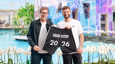 Vertragsverlängerung mal anders: Badehose statt Trikot. (Foto: Therme Erding)