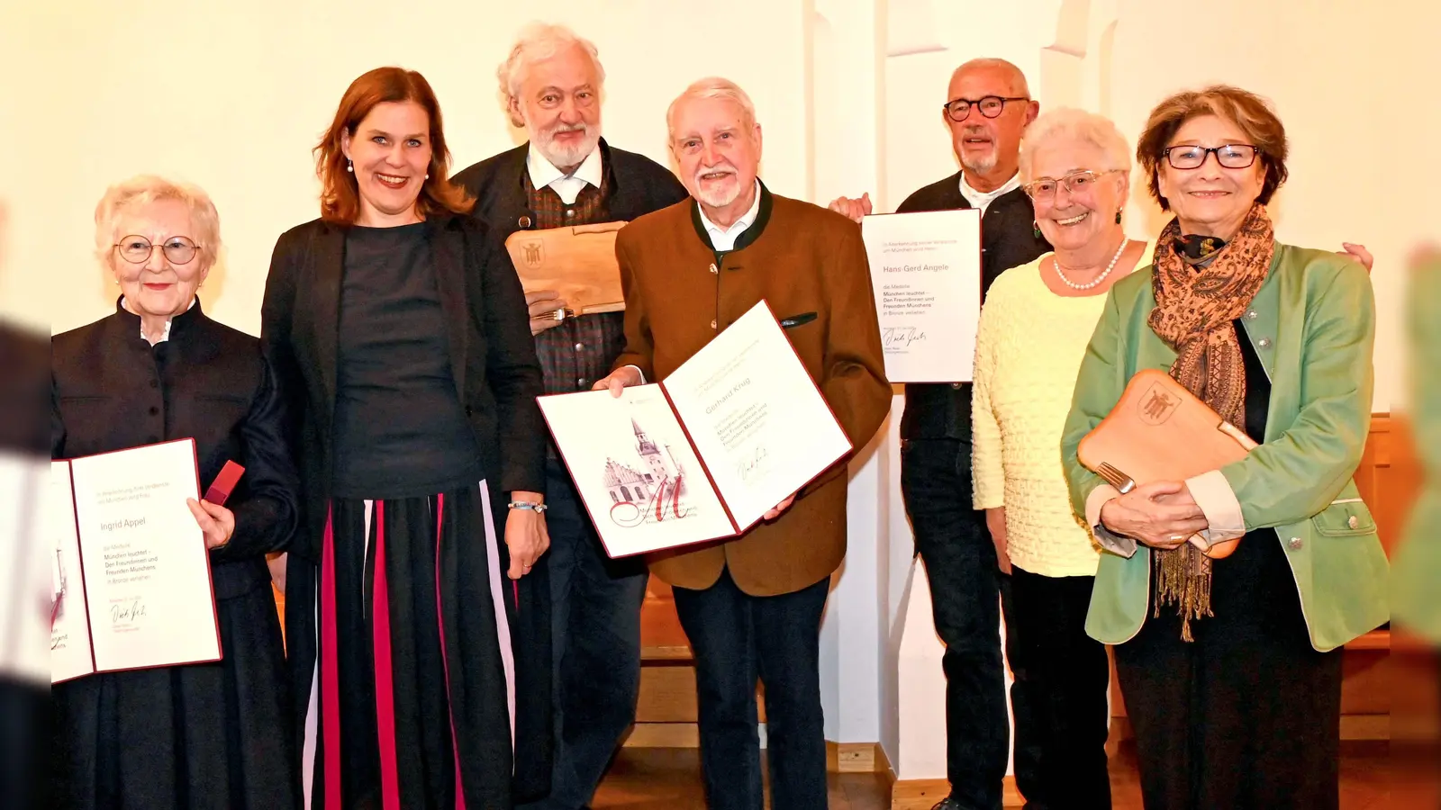 Bürgermeisterin Verena Dietl (2. v. l.) bedankte sich bei den Mitgliedern des Seniorenbeirat für deren langjähriges Engagement.  (Foto: Ingrid Grossmann)