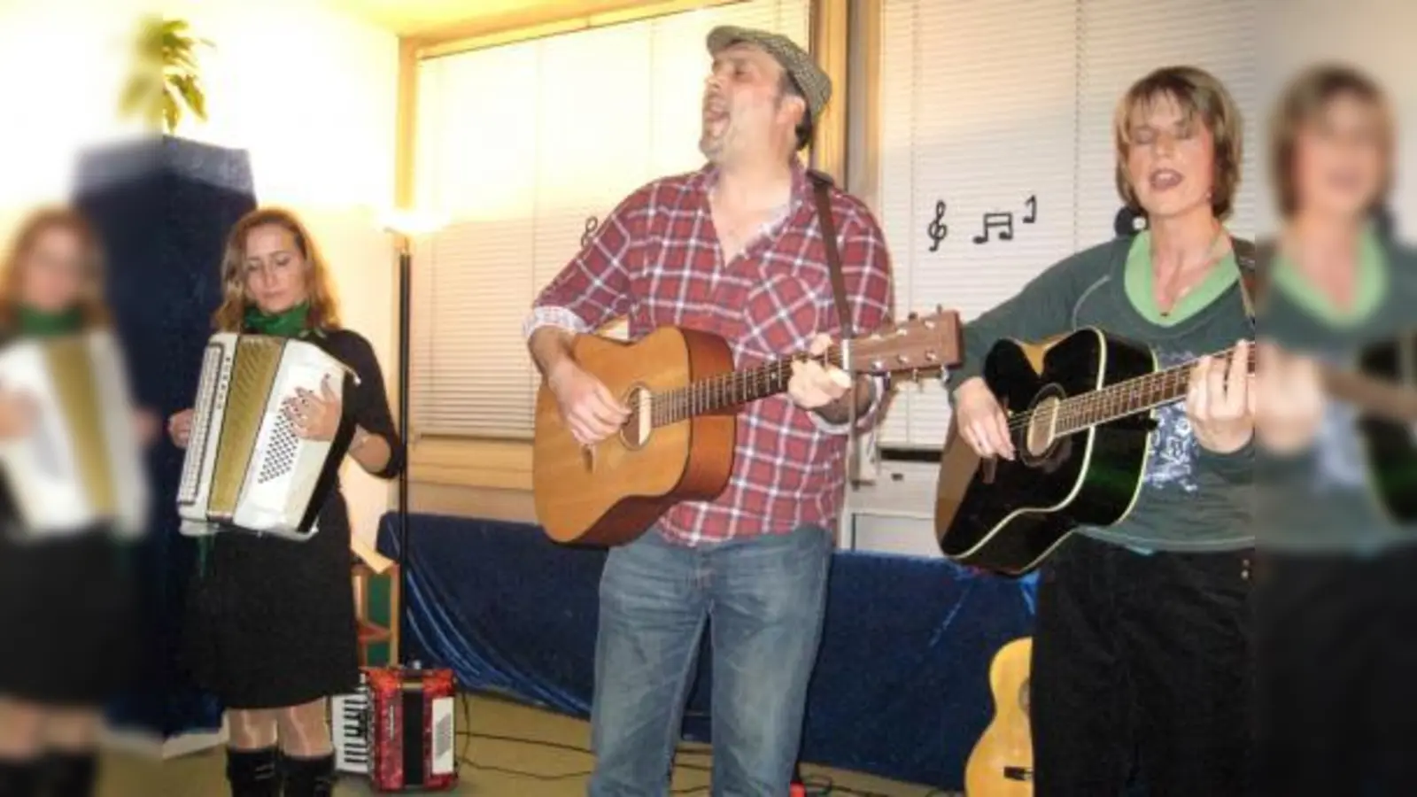 Viel Applaus gabe es beim Musikabend im Hort für die „Lyric Ladies“ Bettina Burgau (links) und Sylvia Klausen, die hier von einem Musikerfreund unterstützt werden. (Foto: pi)