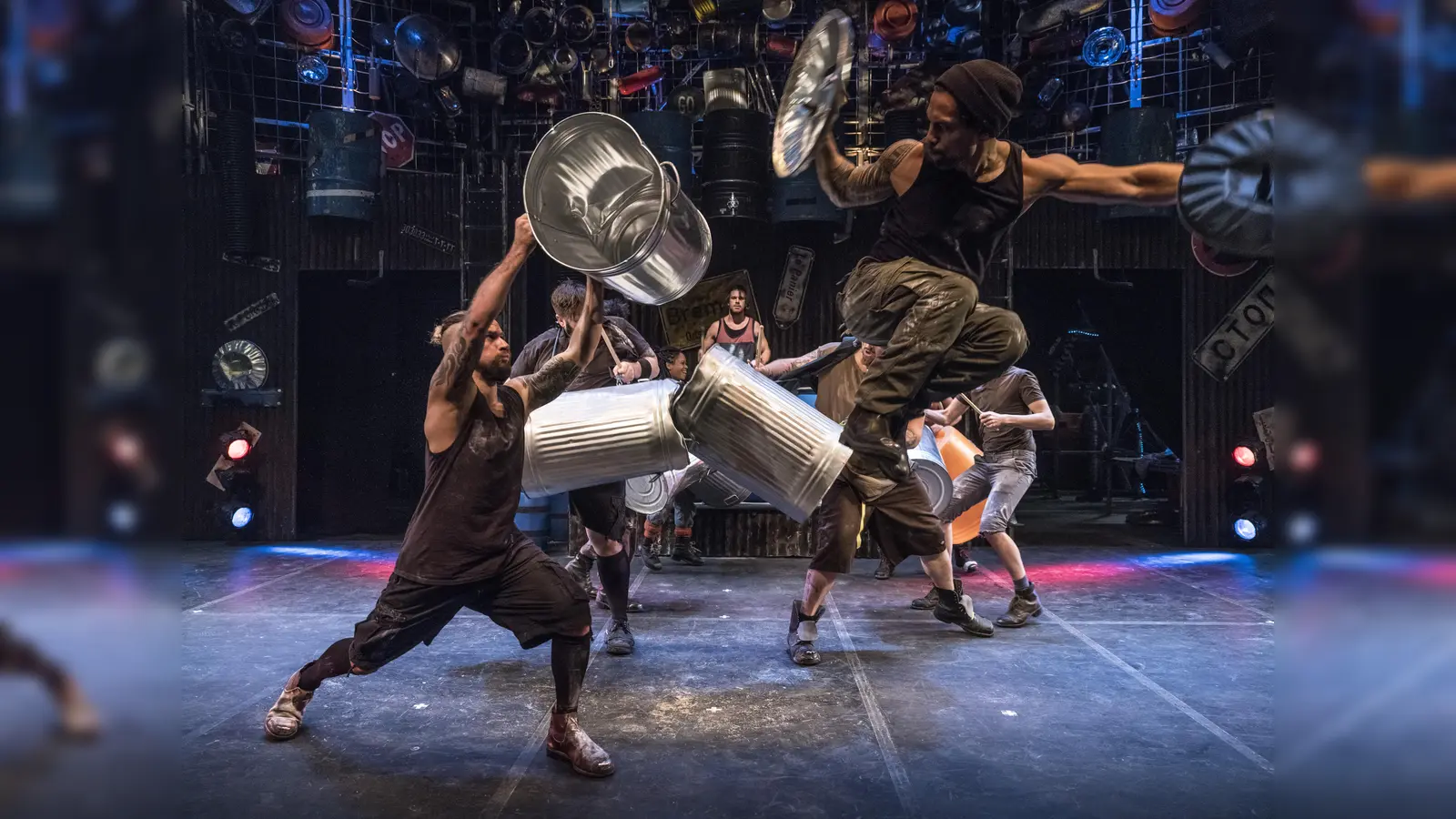 Von Küchenspüle, Besen und Mülltonne bis hin zu Feuerzeug, Wasserkanister und Rohrzange: Alles noch so Banale wird Teil einer erstaunlichen Inszenierung.  (Foto: Steve McNicholas)