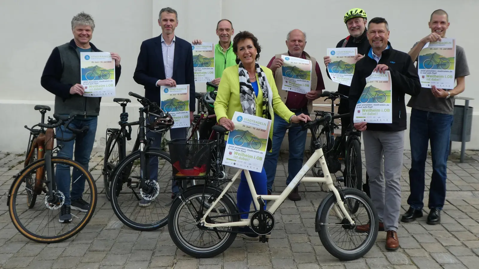 Die Unterstützer und Partner des Stadtradelns in Weilheim freuen sich auf die diesjährige Klimaschutzaktion (von links): Tillman Wahlefeld (Zeitlosmobil), Manuel Neulinger (Verkehrsreferent), Ottmar Back (Lokale Agenda 21), Angelika Flock (Zweite Bürgermeisterin), Michael Sendl (Biomarkt Biomichl), Albert Schencking (Lokale Agenda 21), Walter Weber (Ordnungsamt Stadt Weilheim) und Stefan Frenzl (Radverkehrsbeauftragter). <br><br> (Foto: Stadt Weilheim)