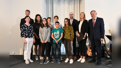 Schüler und Lehrer der Mittelschule an der Wörthstraße freuten sich über den Sonderpreis, den Kultusminister Michael Piazolo (hinten links) und Landtagsvizepräsident Karl Freller (rechts) überreichten. (Foto: Andreas Gebert)