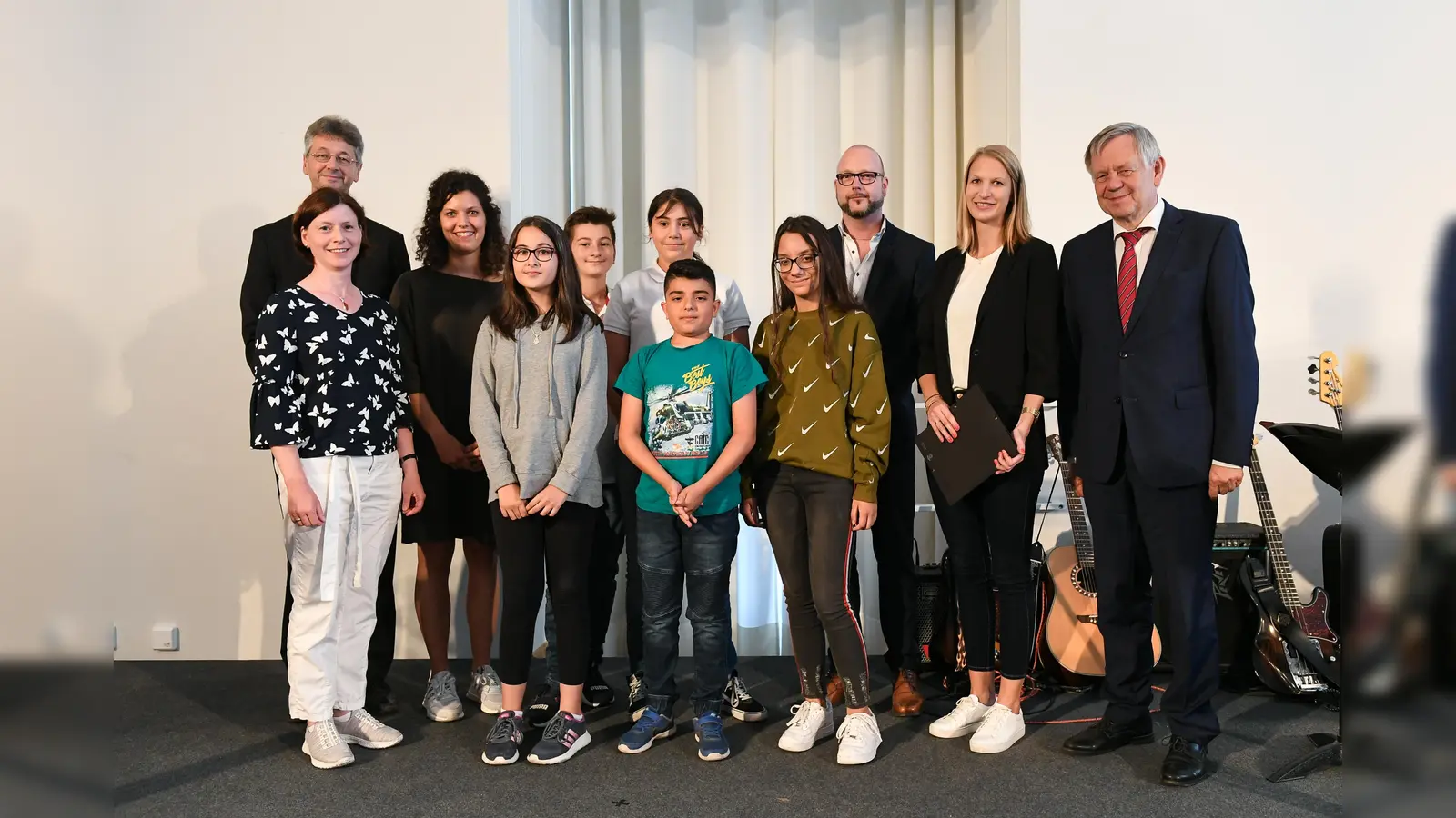 Schüler und Lehrer der Mittelschule an der Wörthstraße freuten sich über den Sonderpreis, den Kultusminister Michael Piazolo (hinten links) und Landtagsvizepräsident Karl Freller (rechts) überreichten. (Foto: Andreas Gebert)