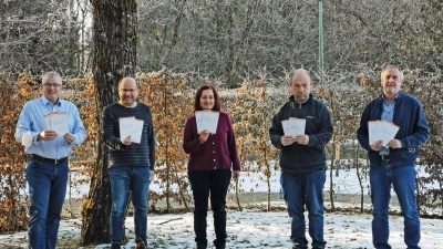 Präsentieren die neu aufgelegte Broschüre mit den gebündelten Infos zu (Selbsthilfe-)Gruppen (von links): Thomas Koterba vom Caritasverband für den Landkreis Weilheim-Schongau e.V., Bernhard Haydn, Kathrin Schwaller und Karsten Tröstrum vom Telezentrum Herzogsägmühle und Ronald Weber vom Selbsthilfebüro des Gesundheitsamts im Landratsamt Weilheim-Schongau. (Foto: LRA Weilheim)