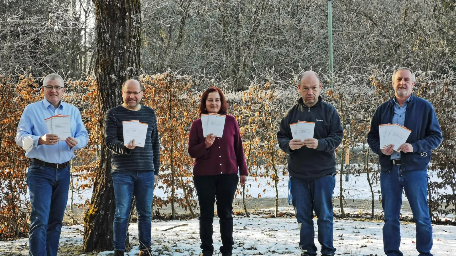 Präsentieren die neu aufgelegte Broschüre mit den gebündelten Infos zu (Selbsthilfe-)Gruppen (von links): Thomas Koterba vom Caritasverband für den Landkreis Weilheim-Schongau e.V., Bernhard Haydn, Kathrin Schwaller und Karsten Tröstrum vom Telezentrum Herzogsägmühle und Ronald Weber vom Selbsthilfebüro des Gesundheitsamts im Landratsamt Weilheim-Schongau. (Foto: LRA Weilheim)