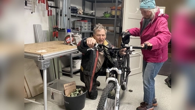 Zum Saisonstart bekommen die Fahrräder von Alois Laubenbacher einen Checkup. (Foto: pst)