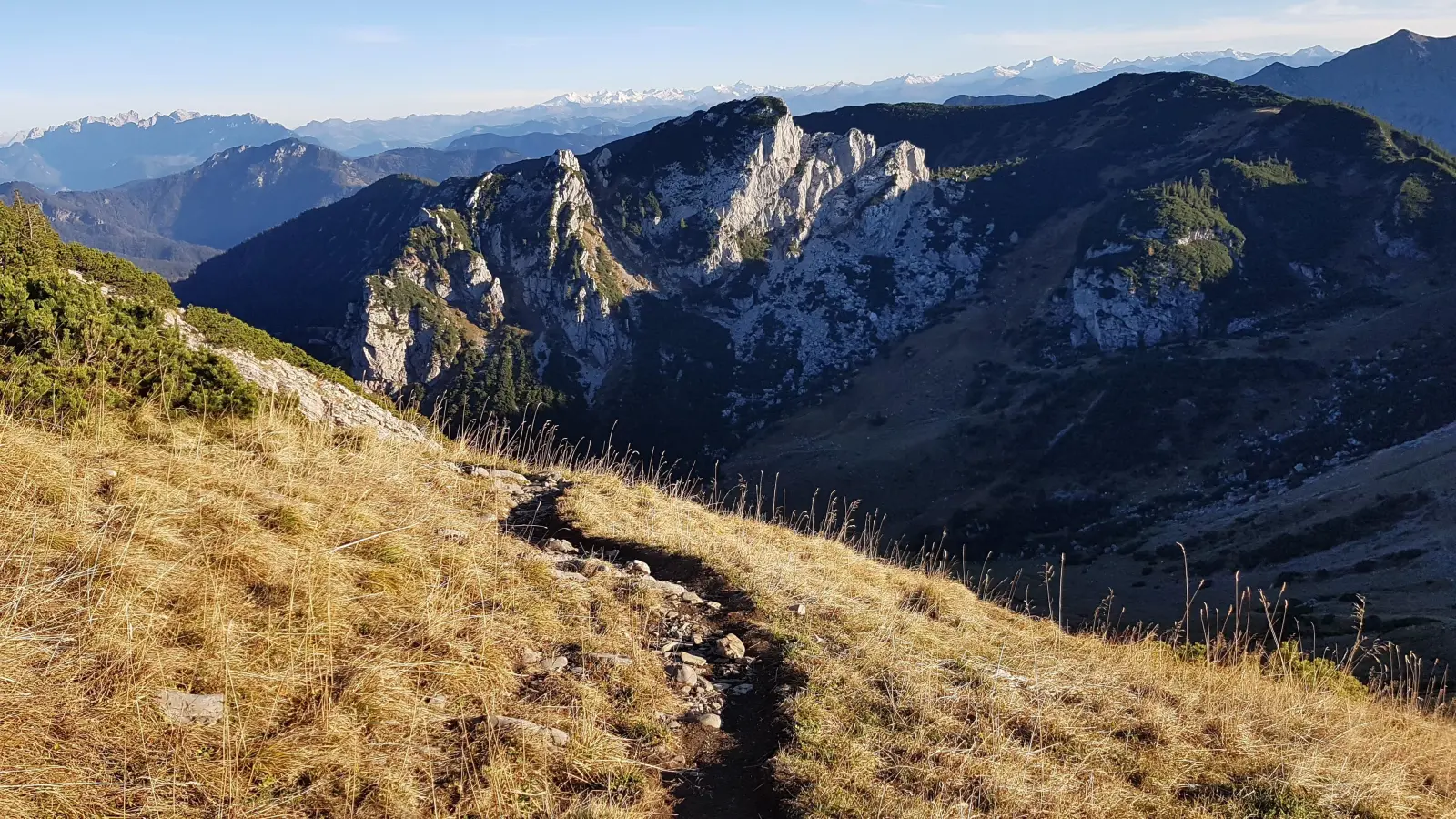 Ein munteres Spiel aus Licht und Schatten: Im Herbst haben Bergunternehmungen - wenn das Wetter mitspielt - einen ganz besonderen Reiz.  (Foto: Stefan Dohl)