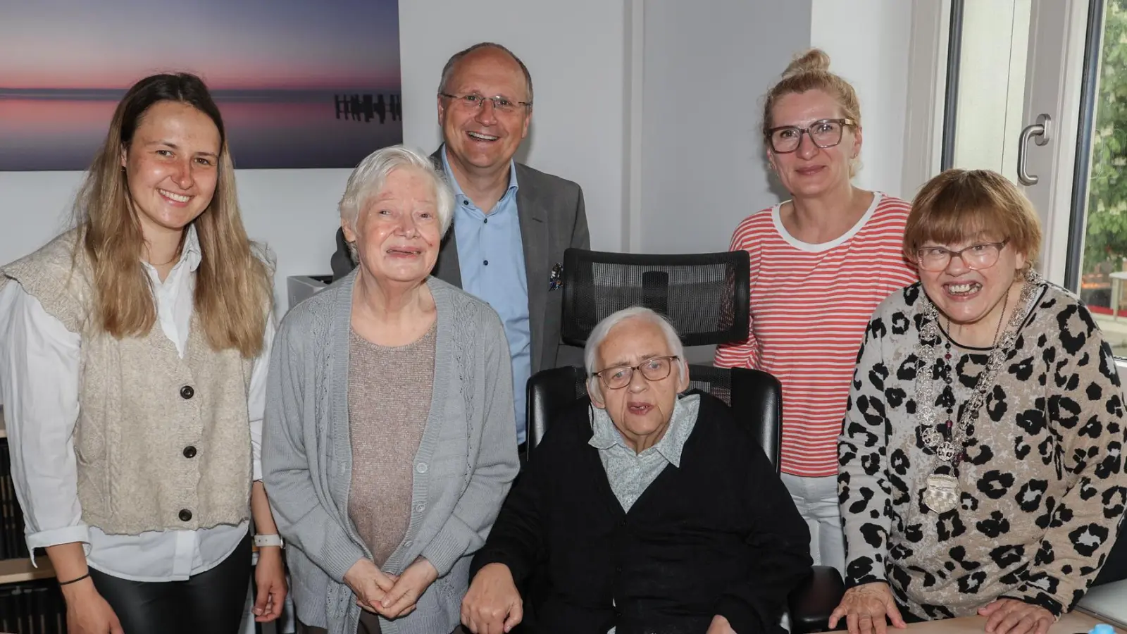 Ein Erinnerungsfoto vom Besuch im Büro des 1. Bürgermeisters. Von links: Gemeindemitarbeiterin Laura Czerny, Bewohnerin Elisabeth Schmitt, Bürgermeister Christian Schiller, Bewohnerin Josefa Kiser, Gemeindemitarbeiterin Jovic-Bösche Anda und Bewohnerin Roswitha Paulus.<br> (Foto: Gemeinde Herrsching)