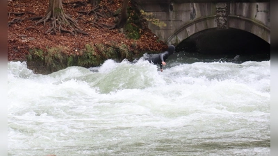 Seit dem Unfall ist die Eisbachwelle für alle Surfer gesperrt.  (Symbolbild: mha)