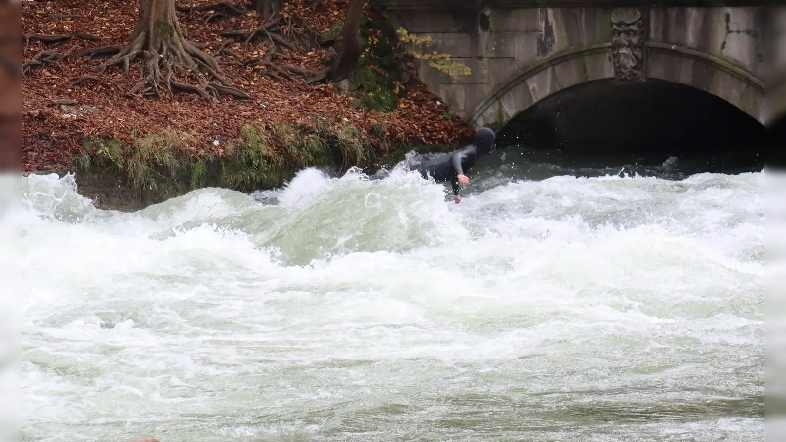 Seit dem Unfall ist die Eisbachwelle für alle Surfer gesperrt.  (Symbolbild: mha)