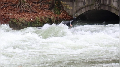 Seit dem Unfall ist die Eisbachwelle für alle Surfer gesperrt.  (Symbolbild: mha)