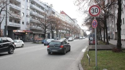 In der Implerstraße wieder 50 statt 30 km/h fahren dürfen? Muss nicht sein, findet die Bürgerversammlung. (Foto: job)