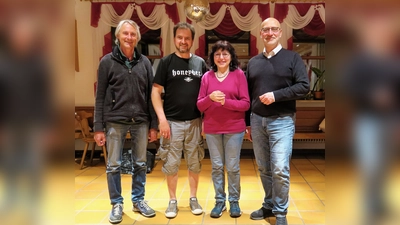 Neuer Vorstand: Manfred Huber (Kassier), Andy Röhrmoser (2. Vorsitzender), Christina P. Tarnikas (Schriftführerin), Franz Rudolf (1. Vorsitzender). (Foto: Imkerverein Anzing-Poing)