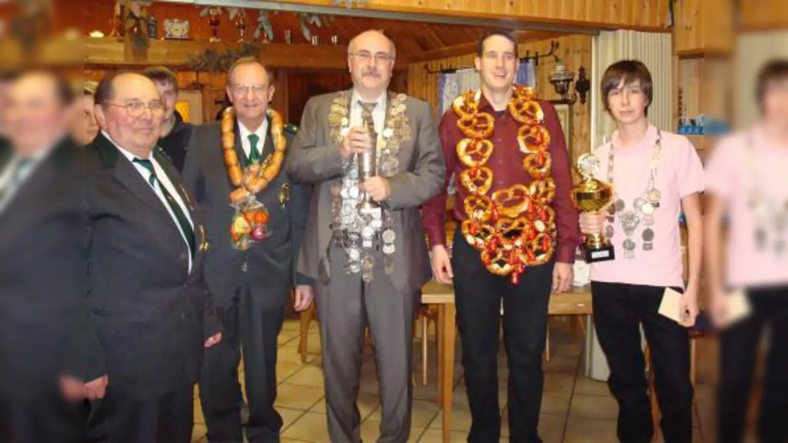 Vater und Sohn triumphierten beim Königsschießen der „Lüftenschützen“: (von links) Erster Schützenmeister Johann Knott, Wurstkönig Friedrch Högl, der neue Schützenkönig Dieter Ruhland, Brezenkönig Frank Ramsak und Jugendkönig Kevin Ruhland. (Foto: pi)