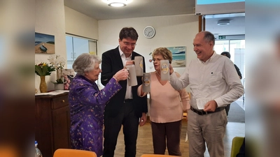 Auf 70 Jahre Engagement: vl. Ella Engel (Vorsitzende AWO-Ortsverein Laim - Schwanthalerhöhe e.V.), Florian von Brunn (Vorsitzender AWO München-Stadt), Edith Mehr (Seniorenclubleiterin „Freundschaft“) und Hans Kopp(Geschäftsführung AWO München-Stadt)<br>  (Foto: AWO München-Stadt)