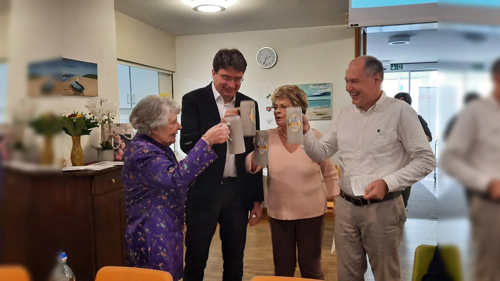Auf 70 Jahre Engagement: vl. Ella Engel (Vorsitzende AWO-Ortsverein Laim - Schwanthalerhöhe e.V.), Florian von Brunn (Vorsitzender AWO München-Stadt), Edith Mehr (Seniorenclubleiterin „Freundschaft“) und Hans Kopp(Geschäftsführung AWO München-Stadt)<br>  (Foto: AWO München-Stadt)