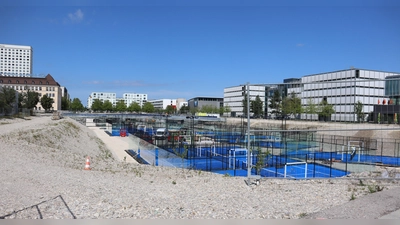 Am Oberwiesenfeld sollen 620 Wohnungen und ein großzügiger Park entstehen. Diese Baugrube hier füllt sich schon langsam...  (Foto: red)