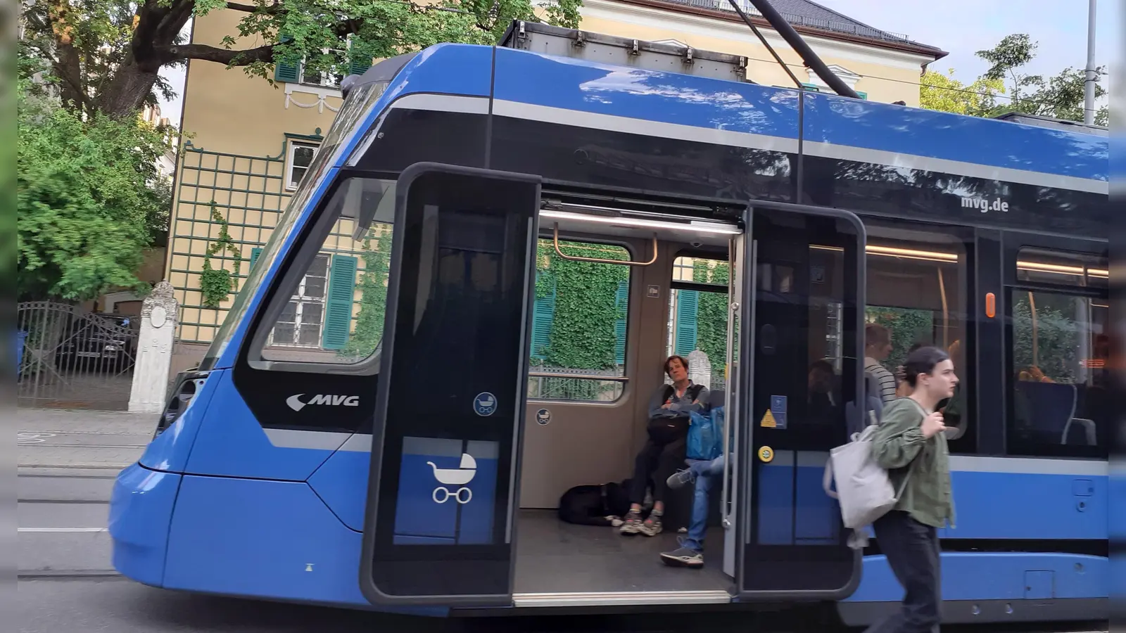 Im Sommer klappts immer – bei den gegenwärtigen Mengen von Neuschnee jedoch müssen die Trambahnen vorübergehend Pause einlegen.  (Foto: mha)