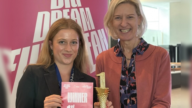 Maya Upmann (links) mit der Europaabgeordneten Angelika Niebler, bei der die Studentin aus Neukeferloh gerade ein Praktikum absolviert. (Foto: Büro Prof. Dr. Angelika Niebler, MdEP)