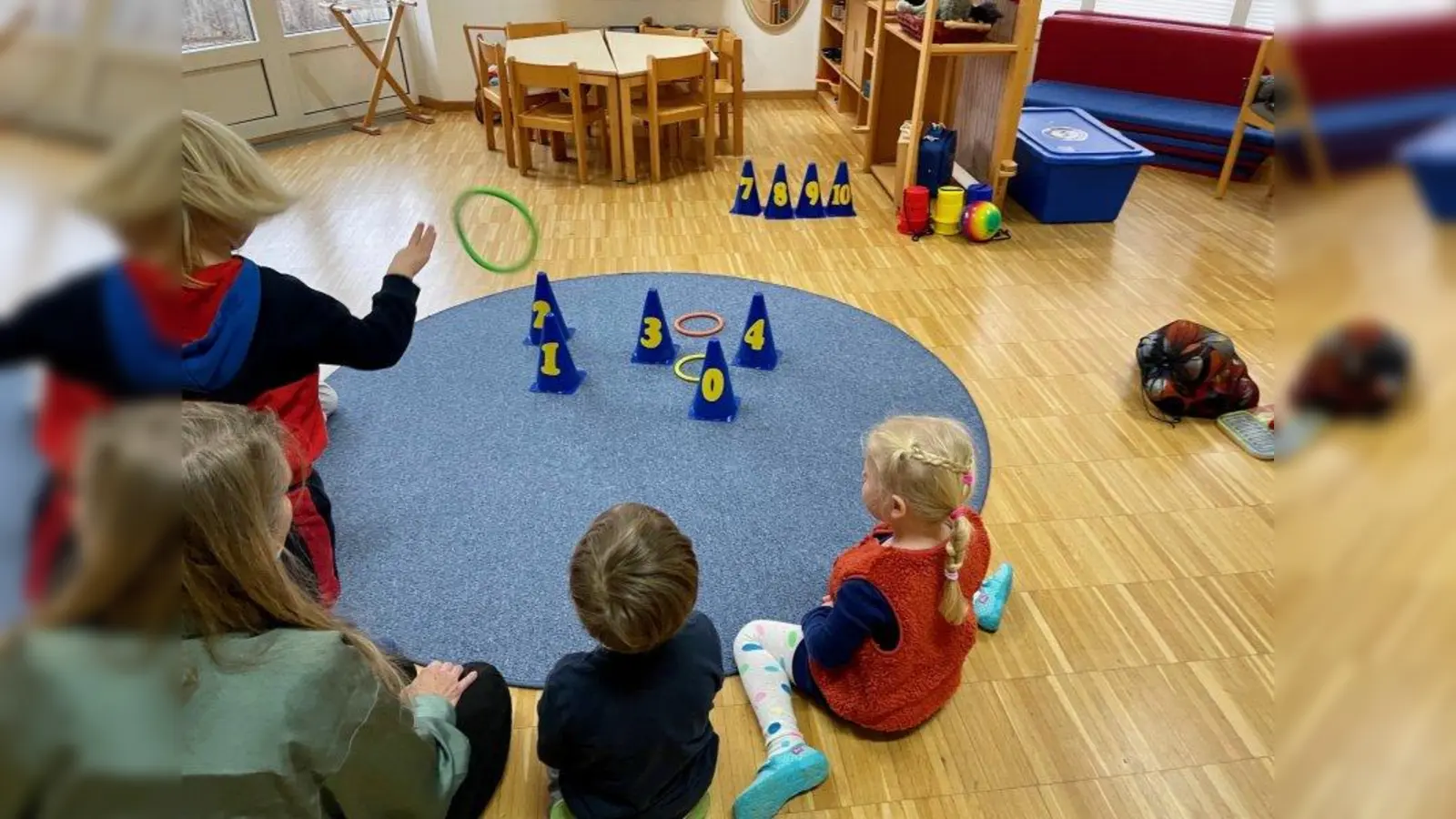 Lustiges Wurfspiel: Wer trifft einen Kegel einen Kegel? (Foto: bb)