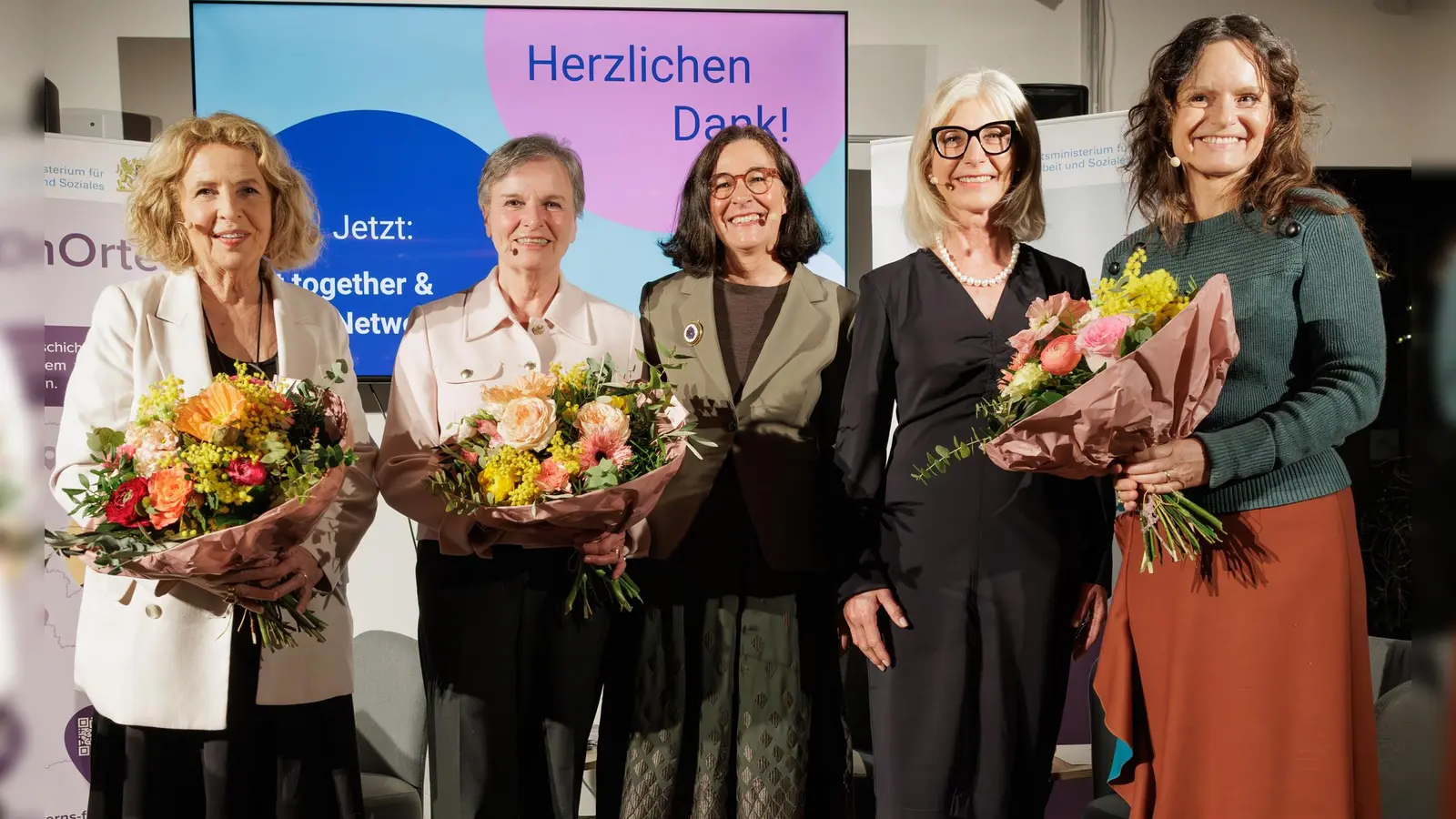  Sozialministerin und Frauenbeauftragte Ulrike Scharf (2.v.r.) mit (v.l.n.r.) Schauspielerin Michaela May, der Präsidentin des Bayerischen Landesfrauenrats Monika Meier-Pojda, Verlegerin Dr. Elisabeth Sandmann und Moderatorin Sylvia Griss (r.). (Foto: Martina Nötel)