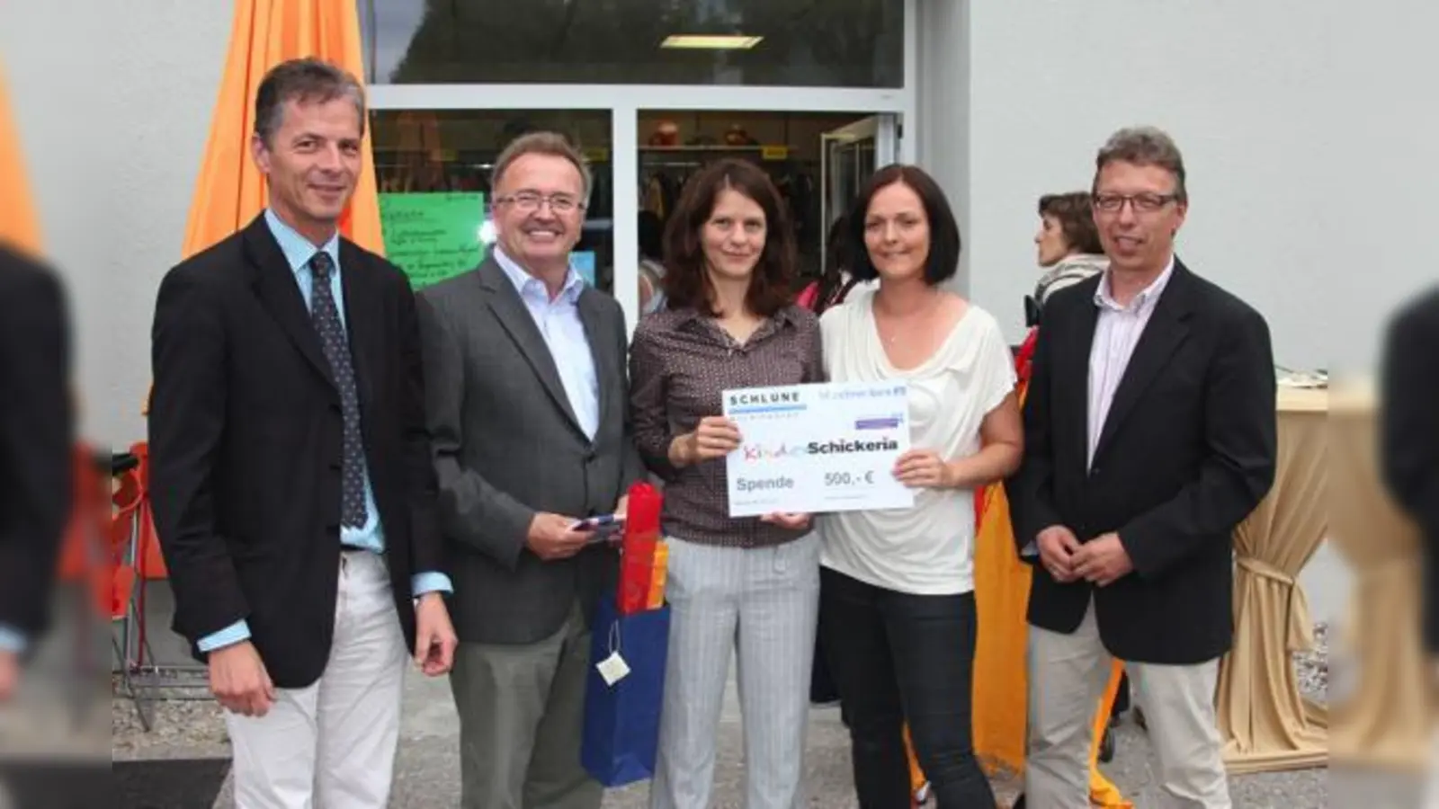 Schlunes (2.v.l.) Scheck erfreute unter anderem Gereon Kugler (links), Katharina Reifenrath (mitte), Marianne Kegel und Stefan Fröba (rechts)	 (Foto: VA)