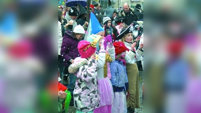 Große und kleine Faschingsfans nutzen gerne die Gelegenheit, sich für den Umzug zu kostümieren. (Foto: se (Archiv))