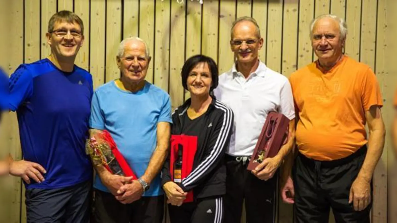 Die Führungscrew der Abteilung Wirbelsäulengymnastik des FC Lengdorf (v.l.): Josef Urgibl, Georg Greimel, Christine Hartmann, Herbert Peter und Heinz Huber.	 (Foto: C. Langheinrich)