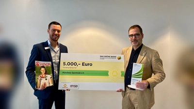 Pokal- & Scheckübergabe mit Andre Weyand (l.), Filialdirektor der Commerzbank Leopoldstraße 230 und Michael Nahr (r.), 1. Vorsitzender des Münchner Sportclubs. (Foto: Commerzbank)