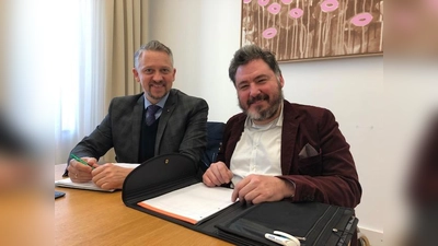 Thomas Huber mit dem Behindertenbeauftragten der Staatsregierung Holger Kiesel (rechts). (Foto: Nikolas Maier )