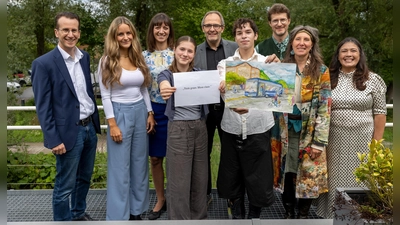 Landrat Stefan Frey, Marie Makowka (Marketing Mobilitätsprojekte), Kathrin Ulrich (Lehrerin und Projektleitung Gymnasium Tutzing), Maya Neumann (Schülerin Gymnasium Tutzing), Andreas Thalmaier (Schulleiter Gymnasium Tutzing), Julian Raab (Schüler Gymnasium Tutzing), Fritz Güllich (Lehrer und Projektleiter Gymnasium Starnberg), Ruth Baumann (Kunstlehrerin Gymnasium Tutzing) und Alejandra Sierra-Raab (Schülermutter) bei der Prämierung (von links). (Foto: LRA)