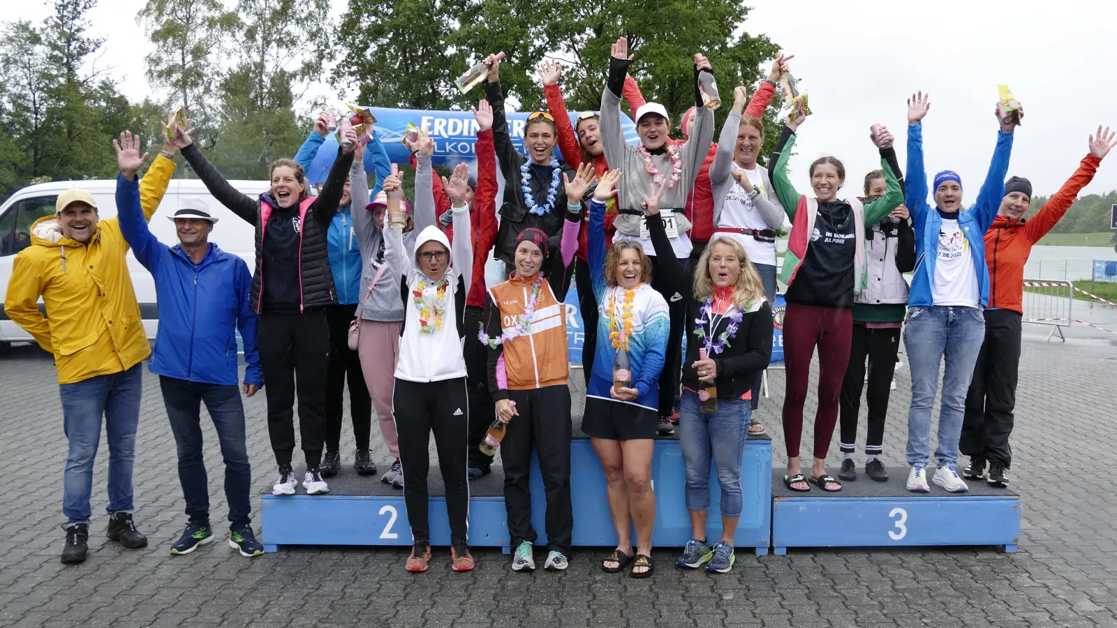 Ein Stockerl für viele: Große Freude herrschte bei den Siegern des 3MUC Triathlons.  (Foto: Hans Büchler )