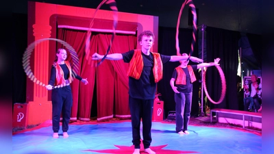 Ob Reifen, Ringe, Tücher, Bälle, Diabolos oder Seile: Die Kinder und Jugendlichen der Aktion Sonnenschein machten in allen Zirkusdisziplinen eine gute Figur. (Foto: bb)