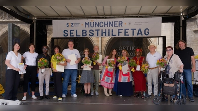 Von links im Bild: Anne Hübner (Stadträtin - SPD Volt Fraktion) und Kristina Jakob (Geschäftsführerin SHZ München) gratulierten zehn Ehrenamtlichen zur Auszeichnung „München dankt”. Von links: Cameron Kakande (People like us PLUS e.V.), Anna Conti (Working in Projects gUG), Ronald Stolz (Aktiv gegen Mediensucht e.V.), Sandra Schmolz (Zöliakie München und Südbayern), Peter Schläfer (Prostatakrebs SHGen), Yusir Alshorofey und Ban Afandi (Afandy international – Kreativ und Selbstbewusst), Edith Otiende-Lawani (Giving Africa an new face e.V.), Manfred Reitenspieß (Erektile Dysfunktion), Eva-Maria Praetorius (LOT e.V.). (Foto: SHZ / Robert Schopp)