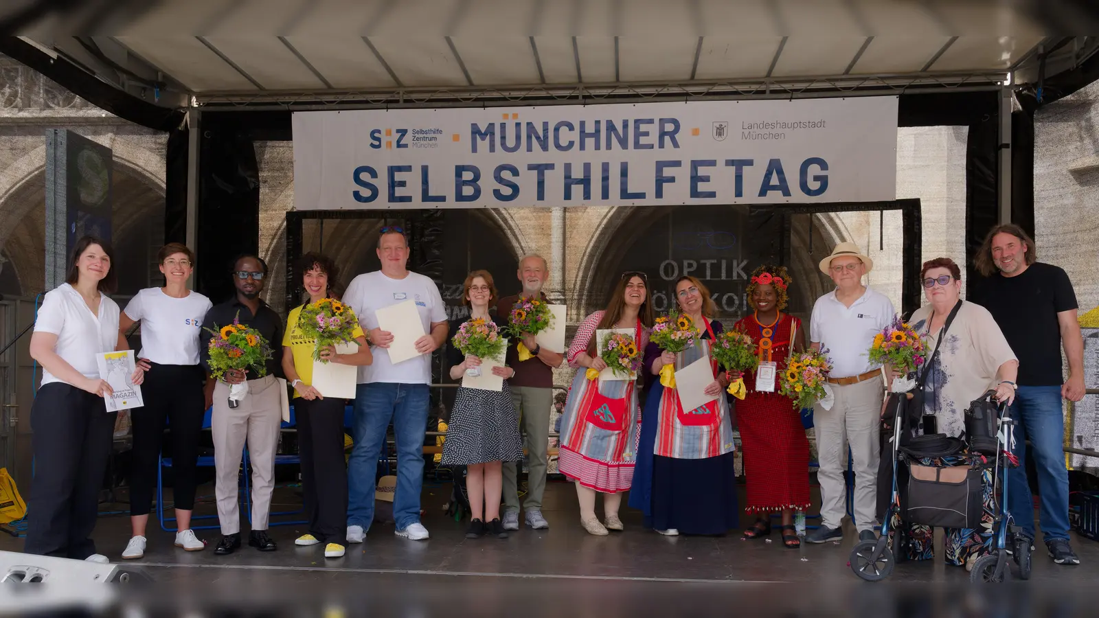 Von links im Bild: Anne Hübner (Stadträtin - SPD Volt Fraktion) und Kristina Jakob (Geschäftsführerin SHZ München) gratulierten zehn Ehrenamtlichen zur Auszeichnung „München dankt”. Von links: Cameron Kakande (People like us PLUS e.V.), Anna Conti (Working in Projects gUG), Ronald Stolz (Aktiv gegen Mediensucht e.V.), Sandra Schmolz (Zöliakie München und Südbayern), Peter Schläfer (Prostatakrebs SHGen), Yusir Alshorofey und Ban Afandi (Afandy international – Kreativ und Selbstbewusst), Edith Otiende-Lawani (Giving Africa an new face e.V.), Manfred Reitenspieß (Erektile Dysfunktion), Eva-Maria Praetorius (LOT e.V.). (Foto: SHZ / Robert Schopp)