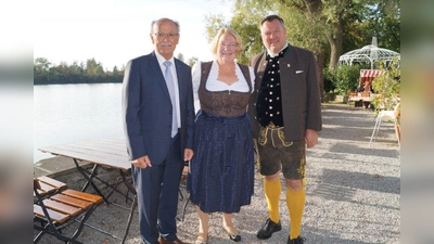 Bezirkstagspräsident Josef Mederer (links), Barbara Kuhn und Bürgermeister Josef Schmid (mit Münchner-Kindl-Weste) vor dem Langwieder See. (Foto: pst)