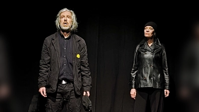 Das Ensemble von „gruppo di grappa” spielt „Fahrenheit 451” in der Pasinger Fabrik. (Foto: gruppo di grappa)