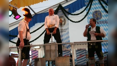 Zum bayrischen Dreikampf trat auch Liedertafel-Mitglied Franz Myrth an und warb gleichzeitig für neue Sangesfreudige. Rechts Festrat Markus Westenhuber, links Dreikampf-Moderator Harald Edelmann. (Foto: US)