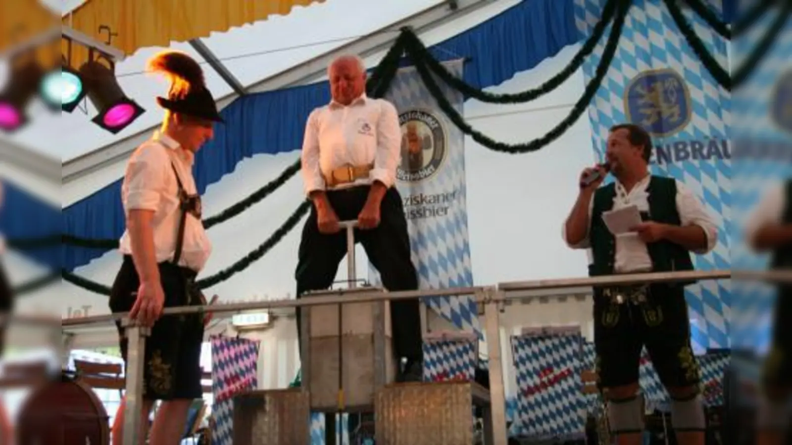 Zum bayrischen Dreikampf trat auch Liedertafel-Mitglied Franz Myrth an und warb gleichzeitig für neue Sangesfreudige. Rechts Festrat Markus Westenhuber, links Dreikampf-Moderator Harald Edelmann. (Foto: US)