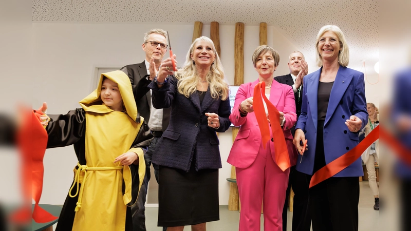 Sozialministerin Ulrike Scharf, die Vorsitzende des LVKM e.V. Konstanze Riedmüller, und Schirmherrin Karin Baumüller-Söder bei der Eröffnung des neuen Teilstandorts des integrierten Sozialpädiatrischen Zentrums (iSPZ) Hauner in München (von rechts). (Foto: StMAS/Nötel)