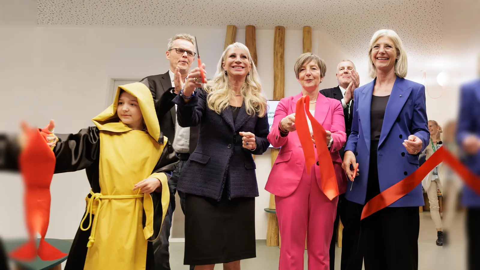 Sozialministerin Ulrike Scharf, die Vorsitzende des LVKM e.V. Konstanze Riedmüller, und Schirmherrin Karin Baumüller-Söder bei der Eröffnung des neuen Teilstandorts des integrierten Sozialpädiatrischen Zentrums (iSPZ) Hauner in München (von rechts). (Foto: StMAS/Nötel)