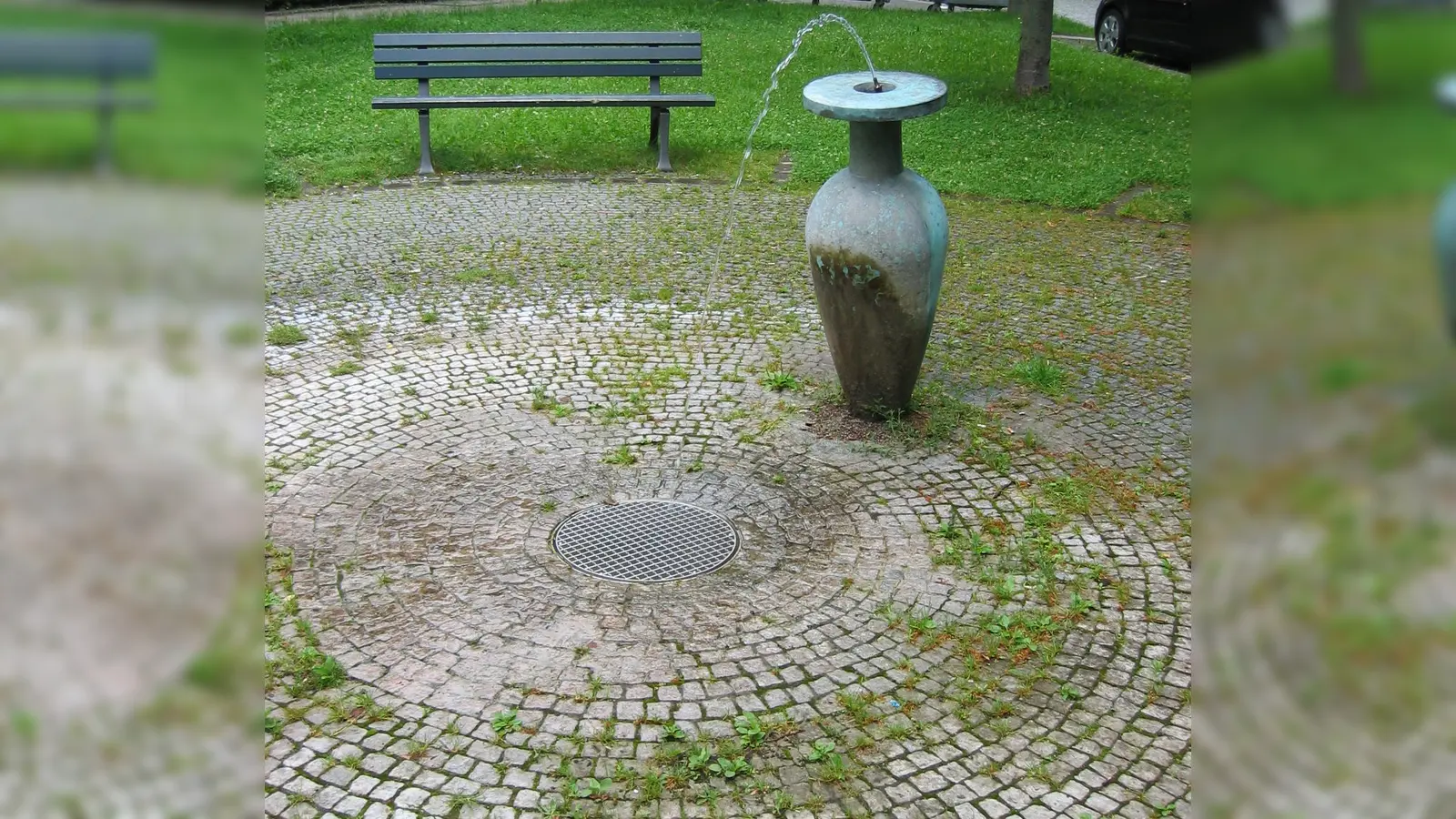 In weitem Strahl spendet der Vasenbrunnen in Milbertshofen beständig frisches Trinkwasser. So kann man jederzeit den Durst stillen oder seine Flasche auffüllen.  (Foto: Baureferat)